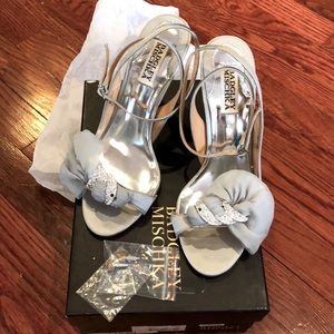 BADGLEY  MISCHKA SILVER SATIN SANDAL NWT SZ 7
